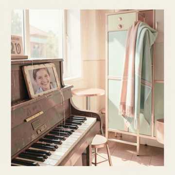 雨滴落在旧琴键