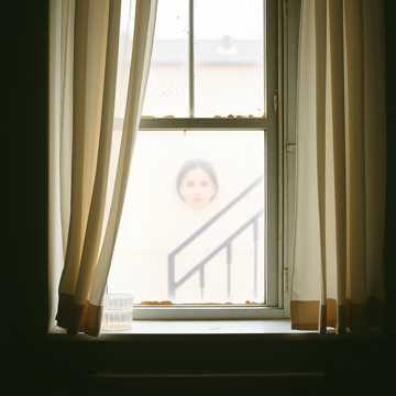 四月在窗框褪色