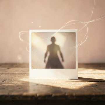 碎了一半的合照