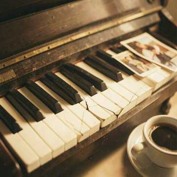 泛黄琴键