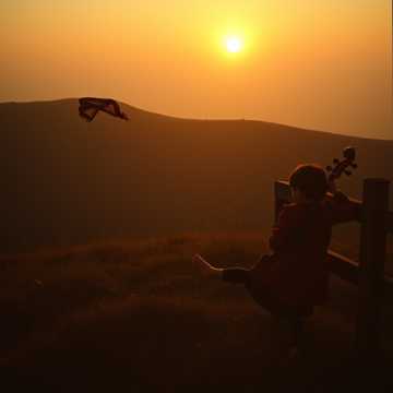 父亲的缄默山丘