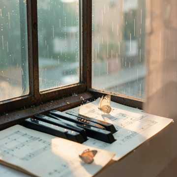 钢琴上的雨季