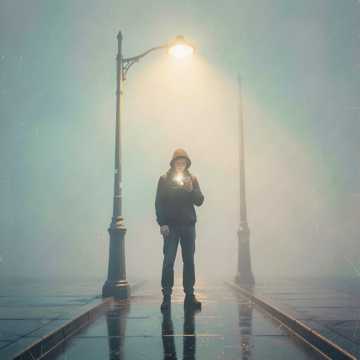 偷看街角的侧影