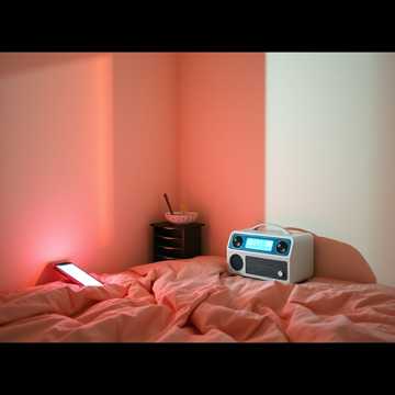 寂静咬碎蜜的光