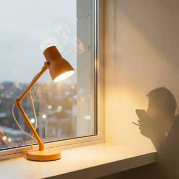 窗口留盏小桔灯