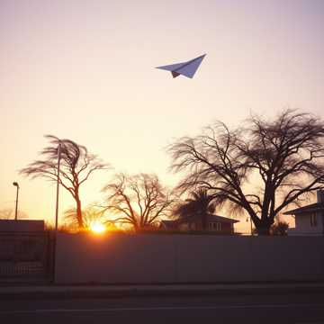 纸飞机越过矮墙