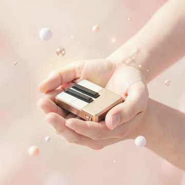 你是时光轻握的琴键