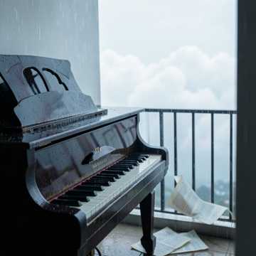 旧钢琴下雨了
