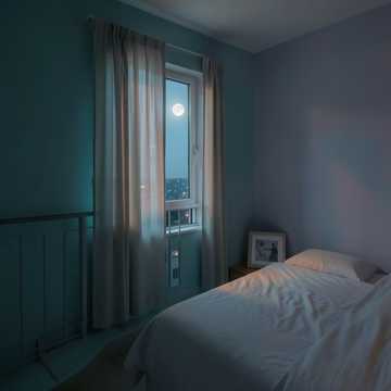 窗帘漏进半截月光