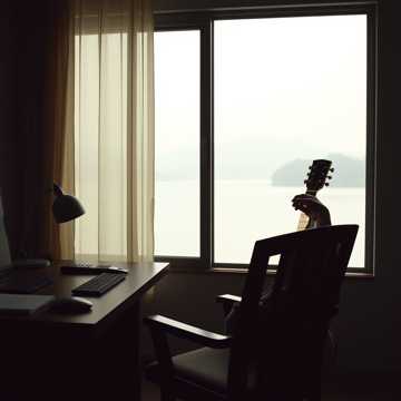 工位对面的偷看