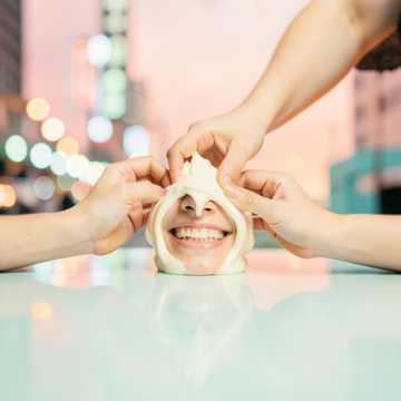 奶油砸脸纪念照