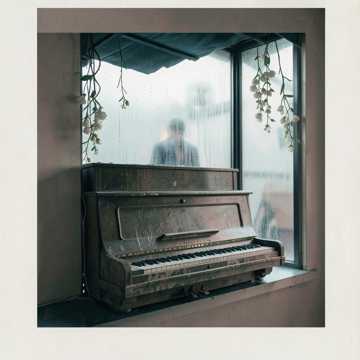 旧钢琴湿了雨
