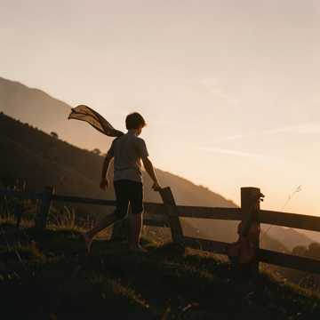 父亲的缄默山丘