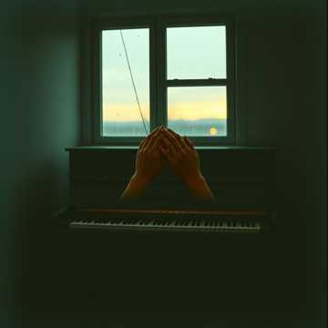 旧钢琴上的雨水