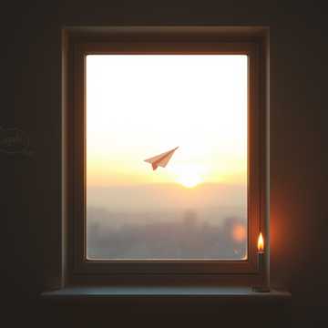 把课桌涂鸦折成纸飞机