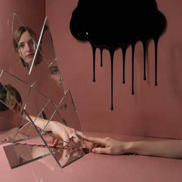 镜中碎裂的房间