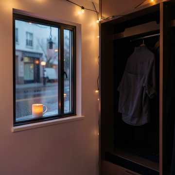 听雨声坠满空杯