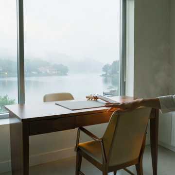 工位对面的偷看