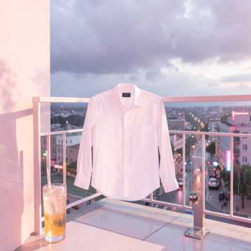 白衬衫在阳台忘了收