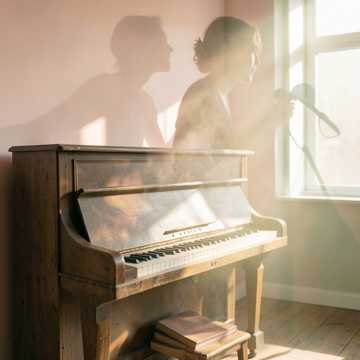 褪色的旧钢琴