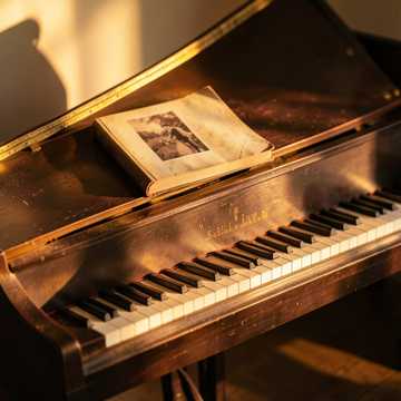 旧钢琴斜阳