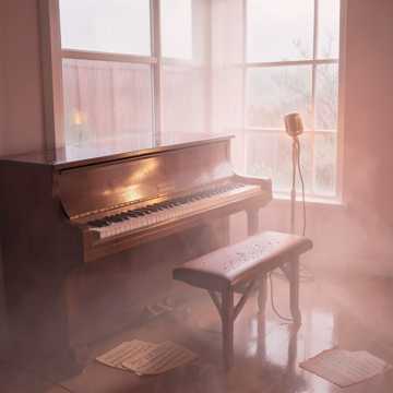 旧钢琴湿了雨