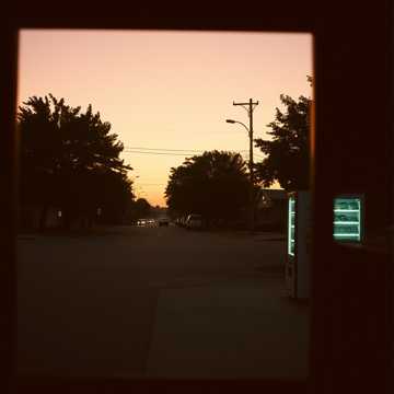 蝉鸣煎熟柏油路